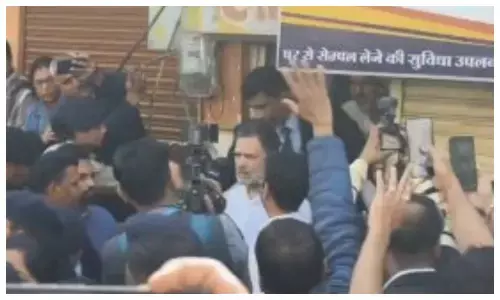 राहुल गांधी ने दूषित पानी पीड़ितों से की मुलाकात, मृतकों के परिजन को डेढ़-डेढ़ लाख का दिए चेक