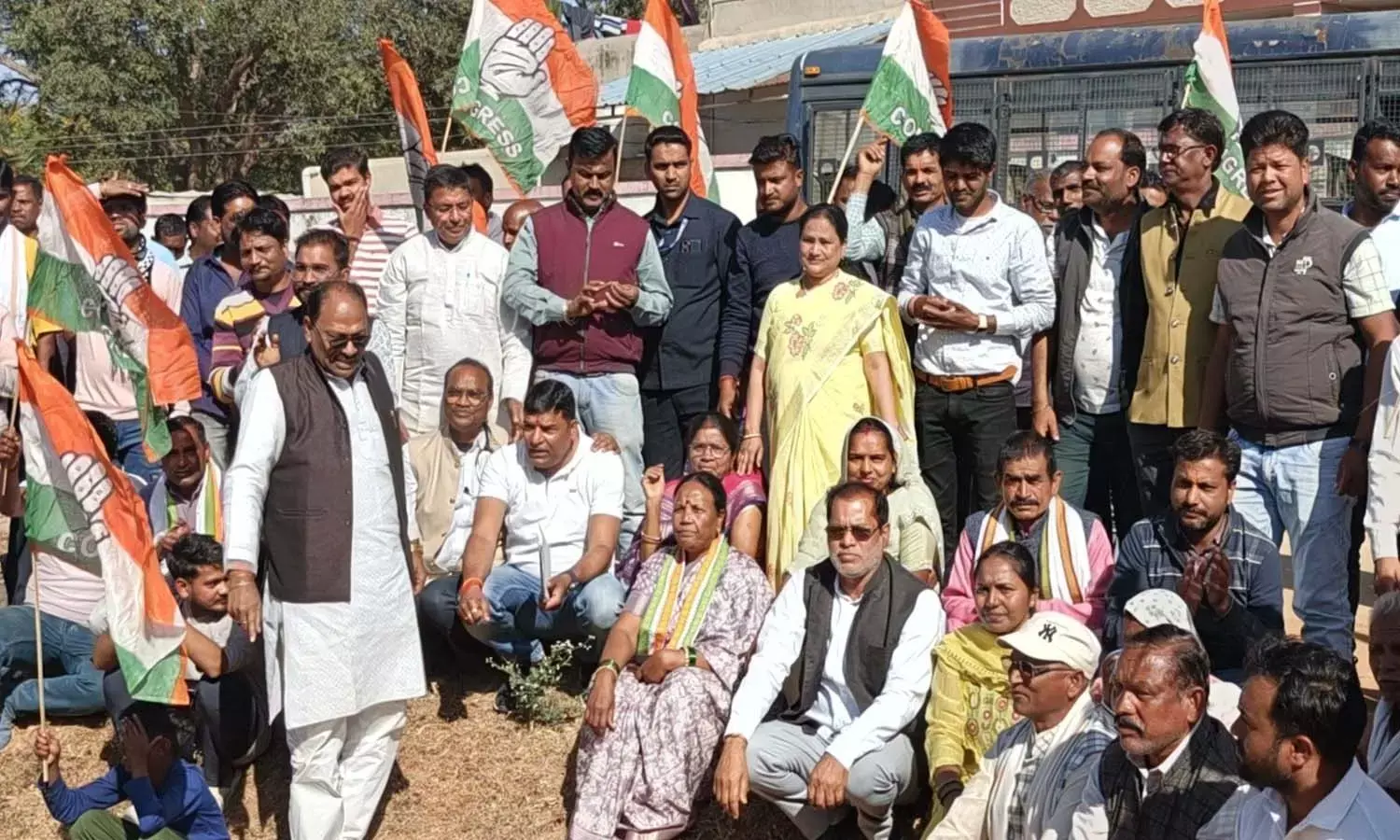 यात्री ट्रेनों के स्टापेज को लेकर ग्रामीणों का प्रदर्शन : कांग्रेस के नेतृत्व में सैकड़ों ग्रामीणों और कार्यकर्ताओं ने किया हर्री रेलवे स्टेशन का घेराव