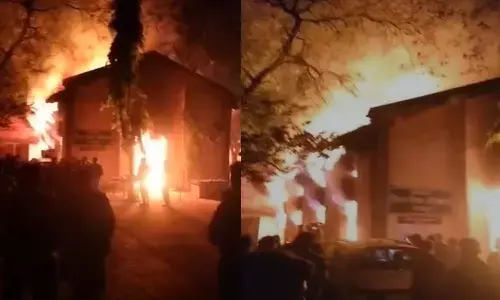 डीईओ दफ्तर में आग : मध्यान्ह भोजन, अनुकंपा नियुक्ति की फाइलें खाक,घंटेभर मशक्कत के बाद पाया काबू