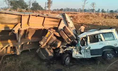 स्कॉर्पियो और ट्रेलर में भीषण भिड़ंत