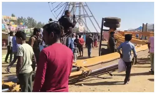 आकाश झूला उतारते वक्त पलटा हाइड्रा वाहन, मची अफरा-तफरी