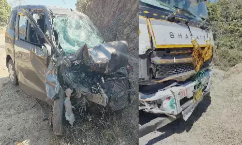 ट्रक और कार में आमने-सामने भिड़त : घंटों तक फंसे रहे चालक, हालत गंभीर