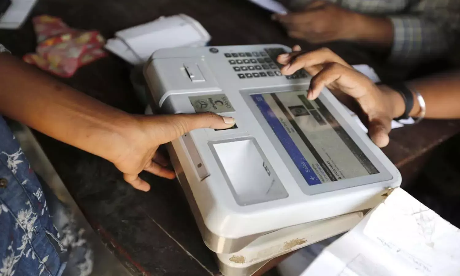 छत्तीसगढ़ में थंब इंप्रेशन बना रोड़ा : केवाईसी नहीं कराने से 40 फीसदी लोगों का राशन अटका, बड़ी संख्या में लोग परेशान