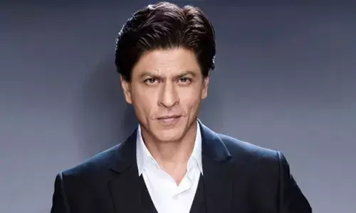 शाहरुख खान को सिर्फ हाय कहने के लिए फैन ने सड़क पर दौड़ाया ऑटो, वीडियो वायर