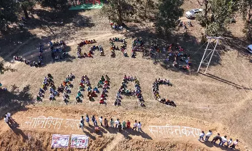 करमरी में ग्रामीणों ने बनाई मानव श्रृंखला : लोगों ने आत्मनिर्भर गांव - विकसित भारत का दिया संदेश, वीबी जी राम जी योजना की दी जानकारी