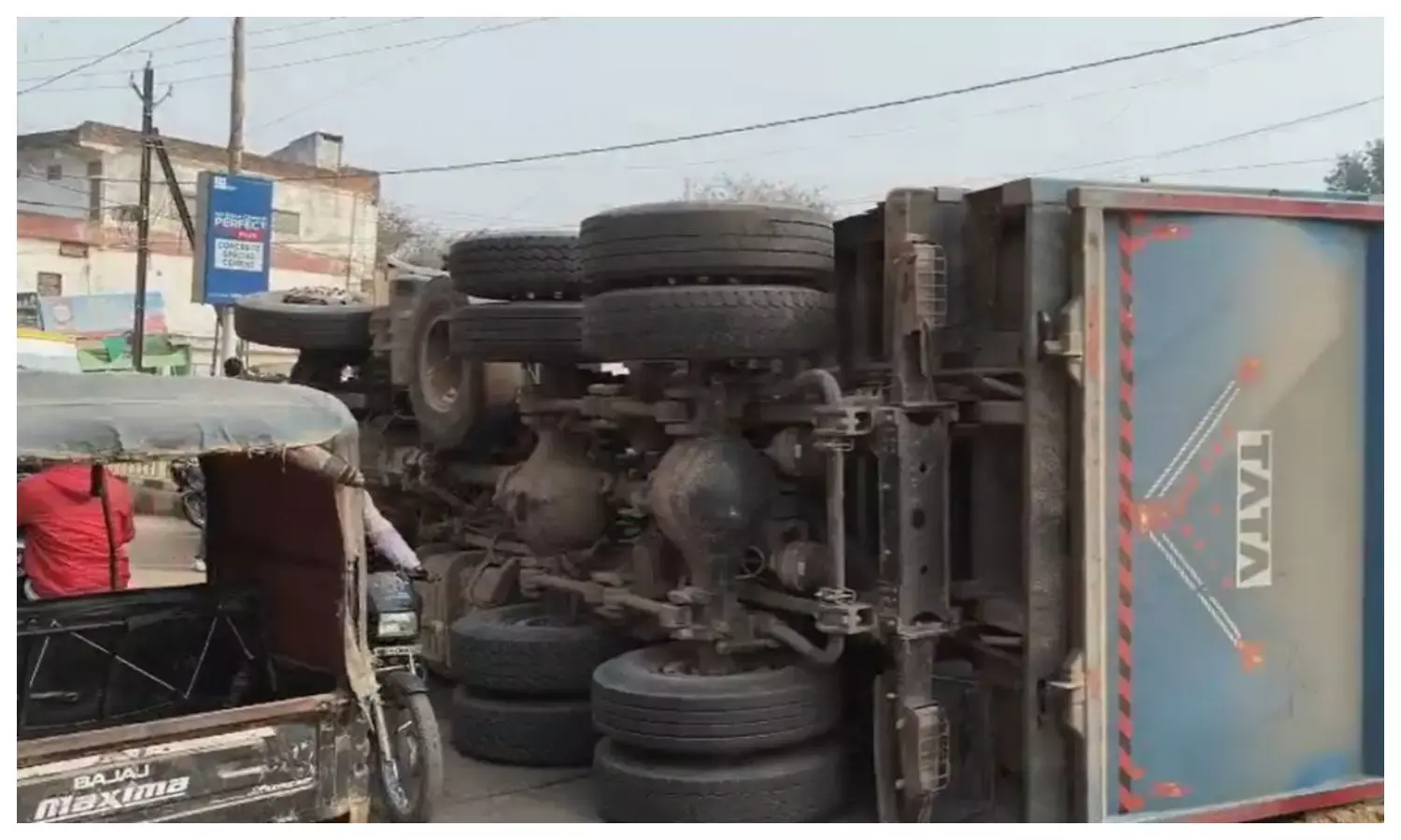 रेत से भरा ट्रक पलटा; क्लीनर की मौके पर मौत