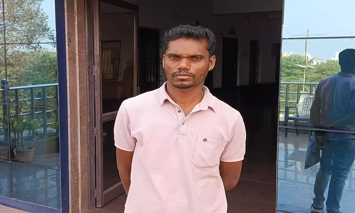 प्रशासनिक चूक से संकट में आदिवासी किसान : बिना अनुमति कर दिया गया रकबा समर्पण, धान बिक्री से वंचित होने की वजह से आर्थिक तंगी में फंसा