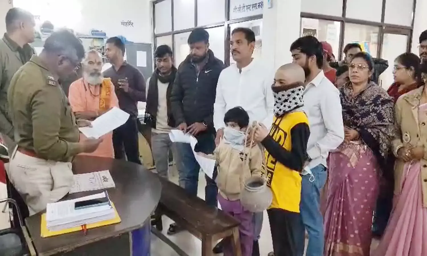 पिता की अस्थियां दिलवा दो साहब : दो मासूम खाली कलश लेकर पहुंचे थाने, मां पर मुक्तिधाम से चोरी करने का लगाया आरोप