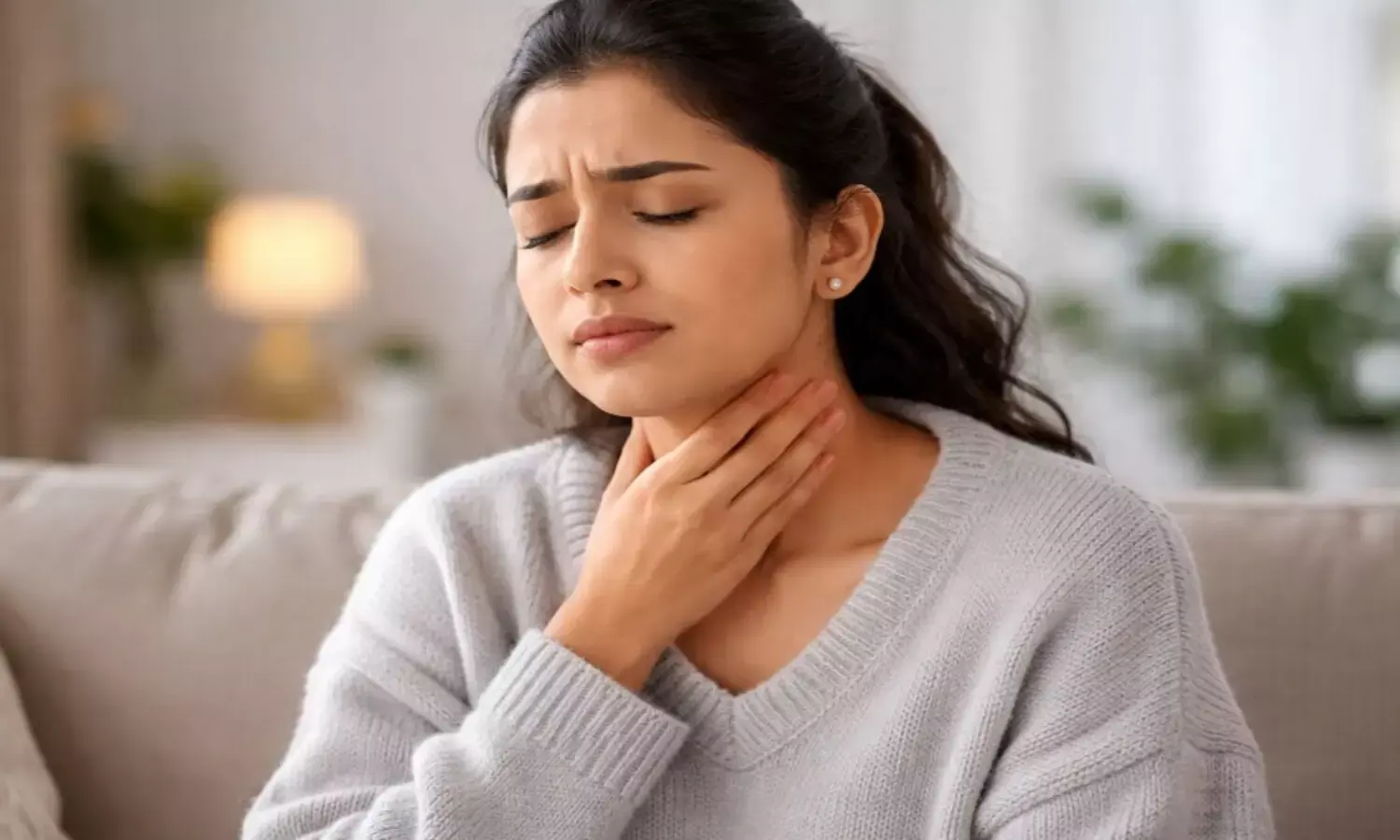 गले में खराश से परेशान महिला