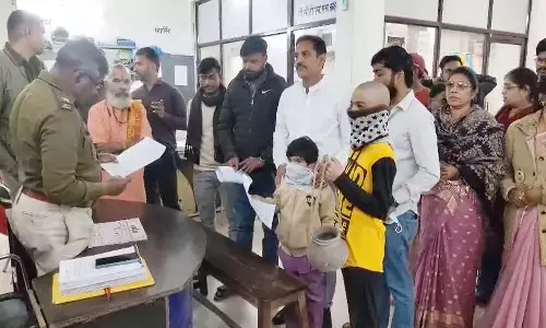 पिता की अस्थियां दिलवा दो साहब : दो मासूम खाली कलश लेकर पहुंचे थाने, मां पर मुक्तिधाम से चोरी करने का लगाया आरोप