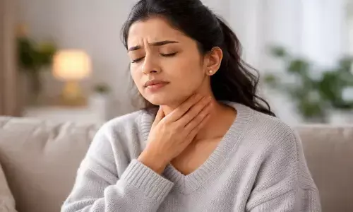 गले में खराश से परेशान महिला