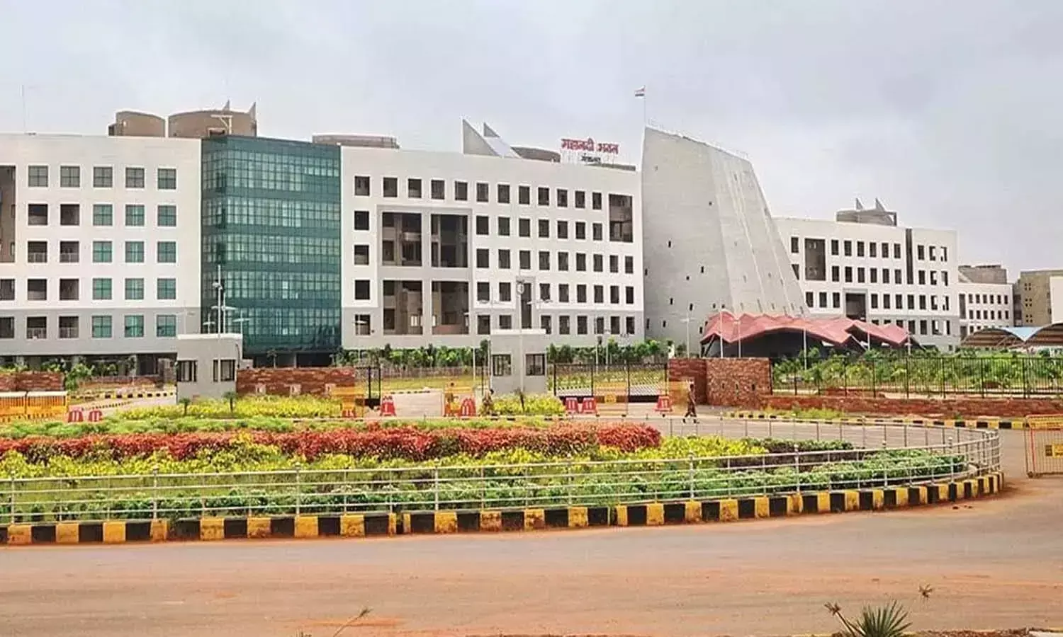 तीन आईएएस के प्रभार बदले : किरण कौशल को पाठ्य पुस्तक निगम, अवनीश कुमार को सीईओ RDA, आकाश छिकारा बस्तर कलेक्टर बनाए गए