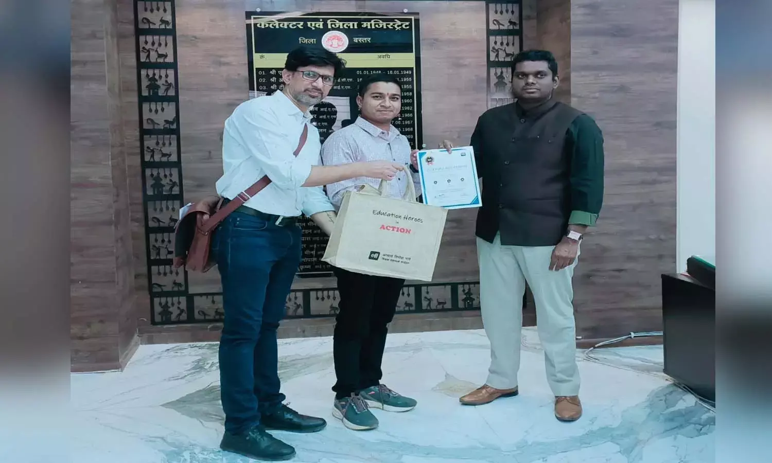 शिक्षक खगेन्द्र पाढ़ी को कलेक्टर ने किया सम्मानित : डिजिटल प्लेटफॉर्म पर बढ़िया कंटेंट अपलोड कर विद्यार्थियों दे रहे आसान तरीके से शिक्षा