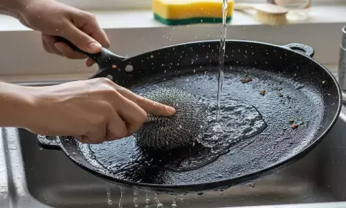 How to clean burnt tawa at home
