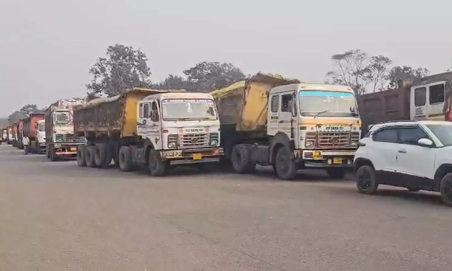 कोयला परिवहन पर तनाव : छत्तीसगढ़- ओडिशा के ट्रांसपोर्टरों के बीच मारपीट के बाद टपरिया बार्डर सील