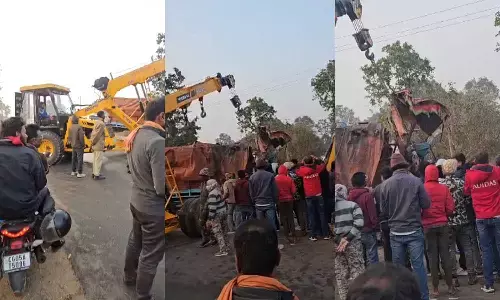 आमने-सामने भिड़े दो ट्रक