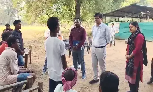 बीजापुर के सुदूर इलाकों में पहुंचा प्रशासन : कलेक्टर और CEO ने सीमावर्ती गांवों का निरीक्षण कर लिया जायजा