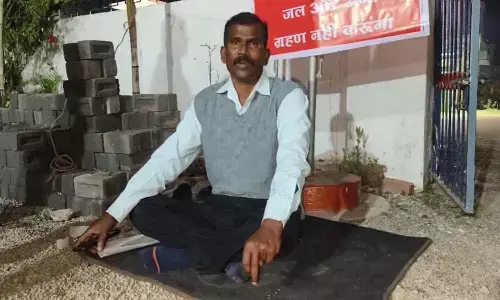 सिटी कोतवाली के सामने धरने पर बैठे तहसीलदार : कलेक्टर के गार्ड पर बेटे से मारपीट का लगाया आरोप, FIR की मांग