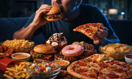 डिनर में गलत चीजें खाता हुआ व्यक्ति