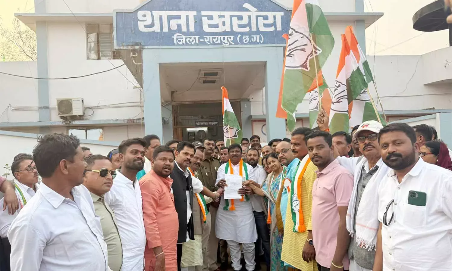 खरोरा में कानून-व्यवस्था पर कांग्रेस का प्रदर्शन खरोरा में कानून-व्यवस्था पर कांग्रेस का प्रदर्शन