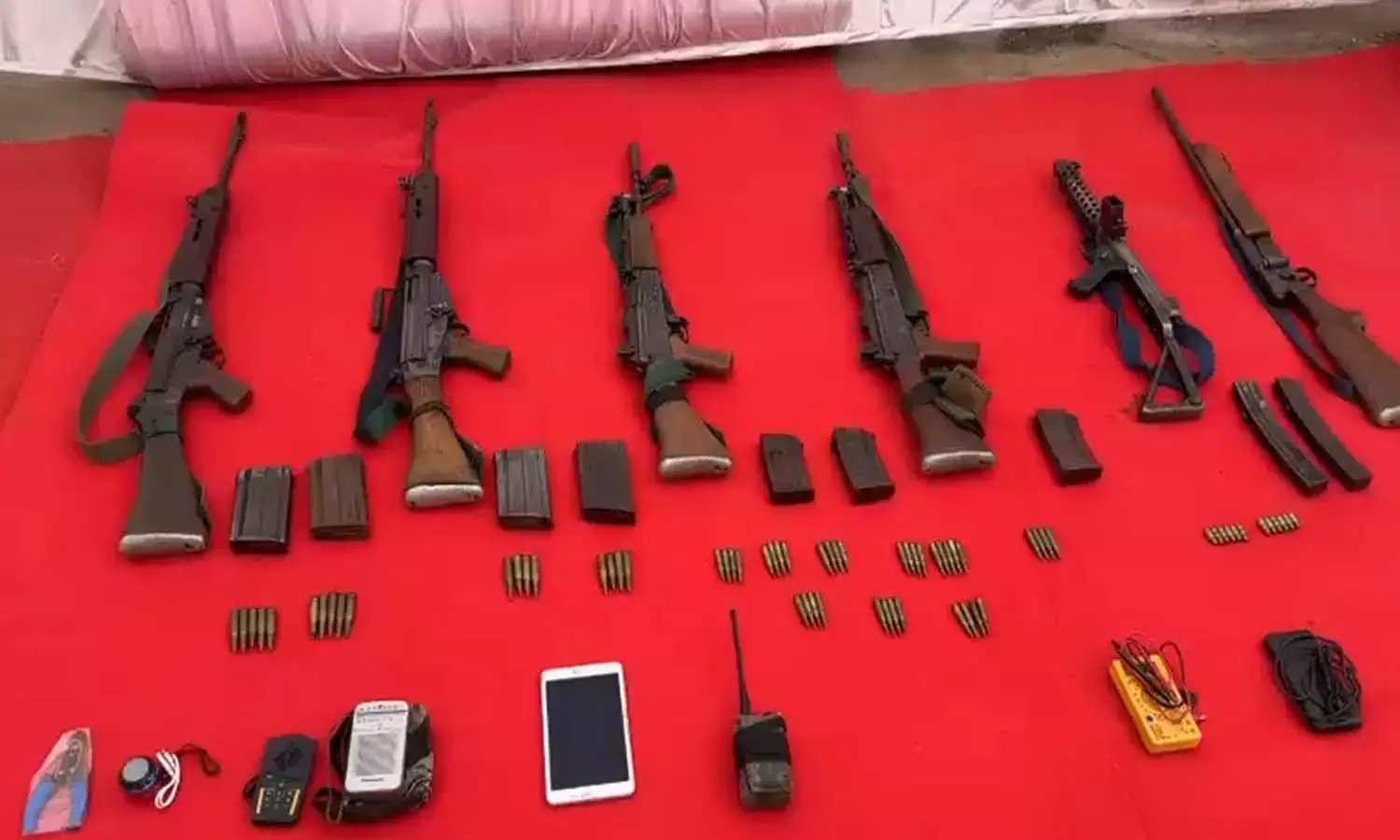 धमतरी में 9 नक्सलियों का समर्पण धमतरी में 9 नक्सलियों का समर्पण