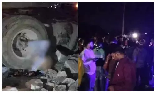 बेकाबू ट्रेलर ने बाइक सवार दो युवकों को कुचला, मौके पर मौत