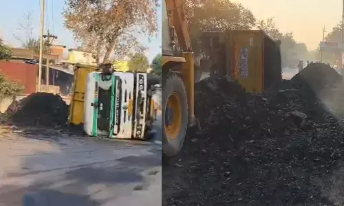 कोयले से लदा ट्रेलर सड़क पर पलटा : पिकअप में सवार चार लोग बाल-बाल बचे, CCTV कैद हुई घटना