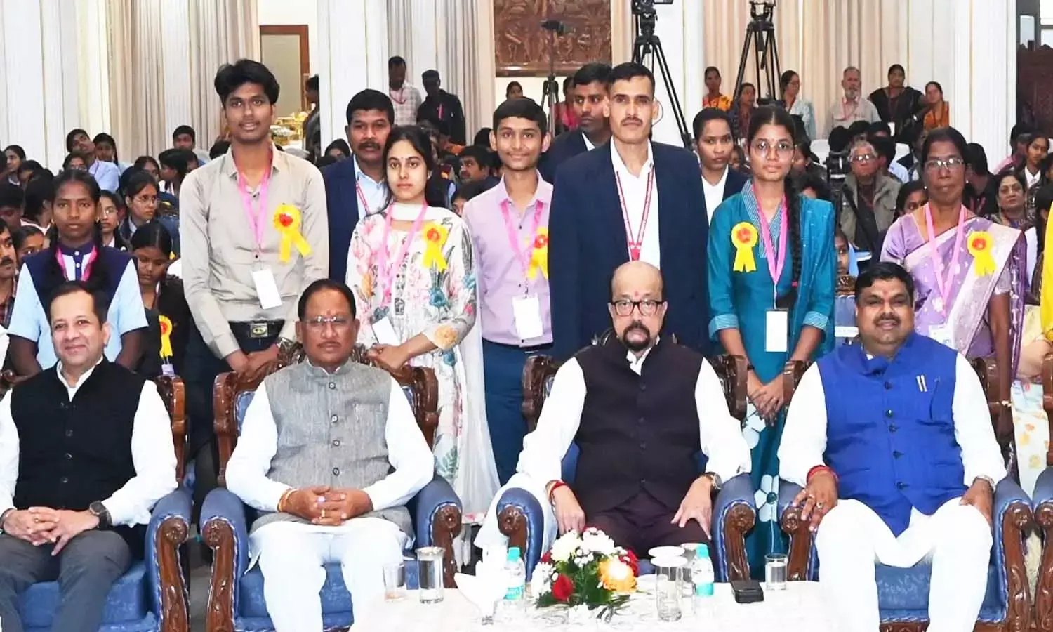 राज्यपाल और सीएम ने 10वीं-12वीं के 239 मेधावी विद्यार्थियों को किया सम्मानित राज्यपाल और सीएम ने 10वीं-12वीं के 239 मेधावी विद्यार्थियों को किया सम्मानित