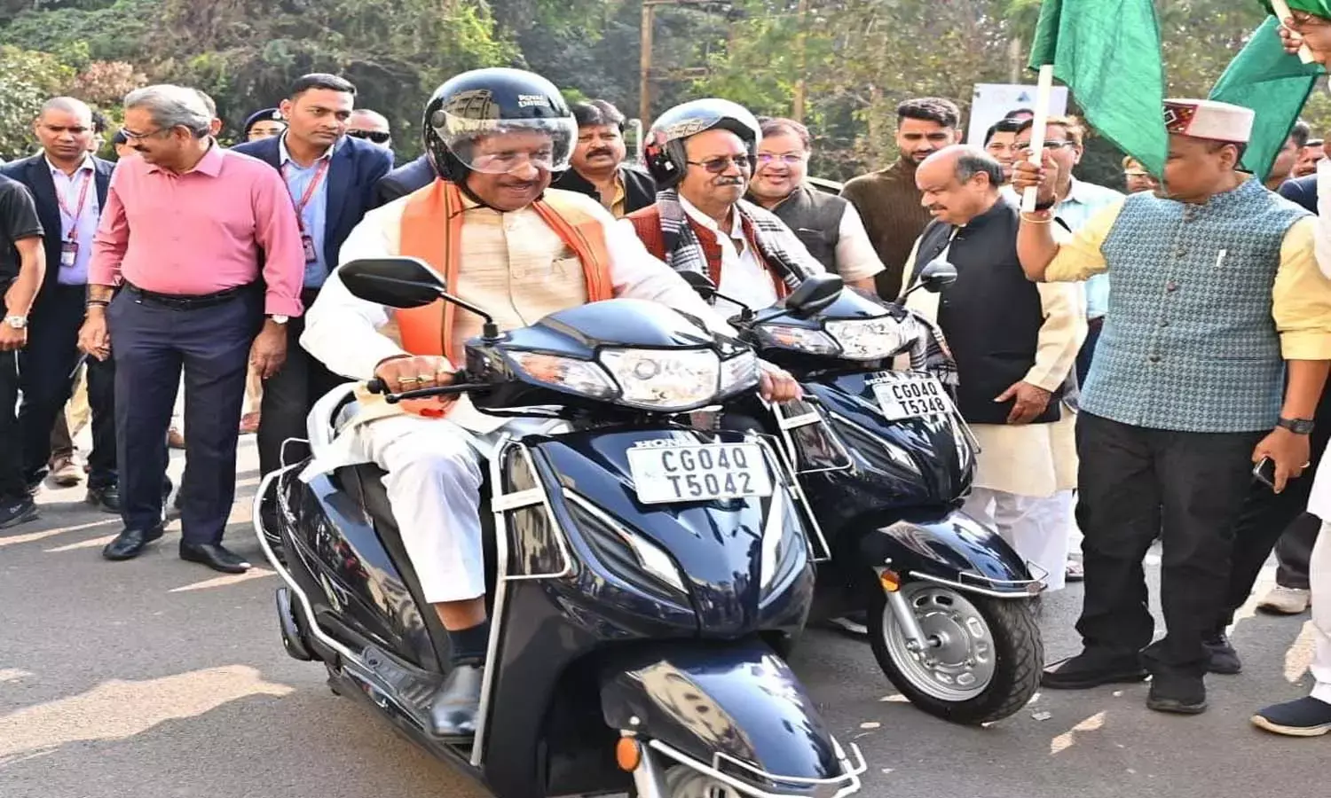 सड़क सुरक्षा सम्मान समारोह में शामिल हुए सीएम साय : मुख्यमंत्री ने स्वयं हेलमेट पहनकर चलाई स्कूटी, दिया सुरक्षा का संदेश