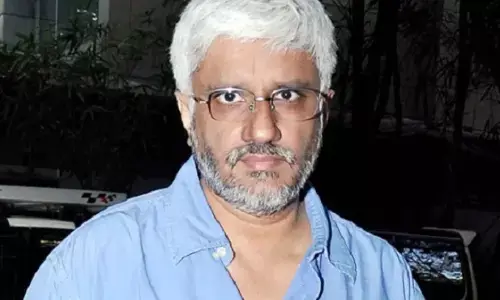 मुंबई में विक्रम भट्ट और उनकी बेटी कृष्णा भट्ट पर 13.5 करोड़ रुपये की धोखाधड़ी का मामला दर्ज किया गया है।