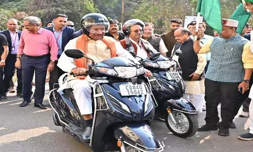 सड़क सुरक्षा सम्मान समारोह में शामिल हुए सीएम साय : मुख्यमंत्री ने स्वयं हेलमेट पहनकर चलाई स्कूटी, दिया सुरक्षा का संदेश