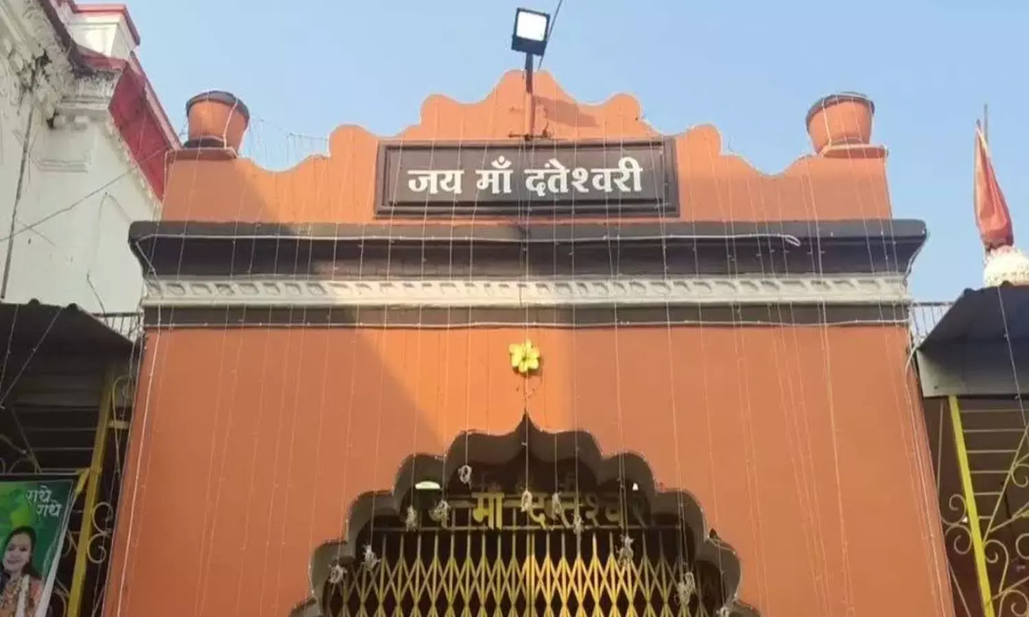 बस्तर के दंतेश्वरी मंदिर में लाखों की चोरी : सोने-चांदी के जेवरात निकालता चोर सीसीटीवी में कैद