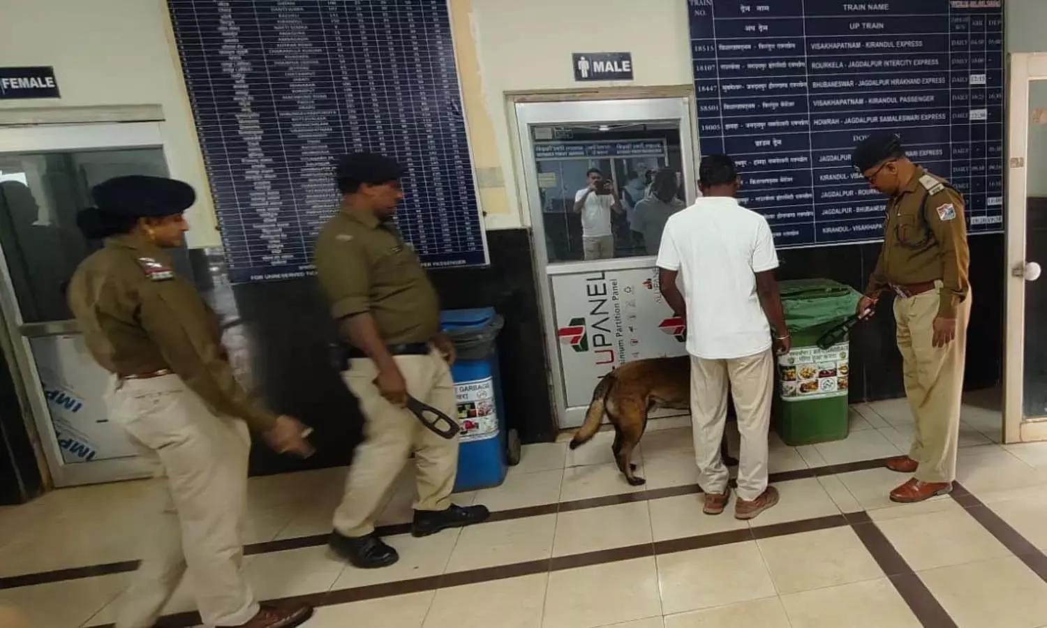 गणतंत्र दिवस से पहले सुरक्षा को लेकर प्रशासन सख्त : RPF ने चलाया तलाशी अभियान, डॉग स्क्वाड से स्टेशन परिसर में की सर्चिंग