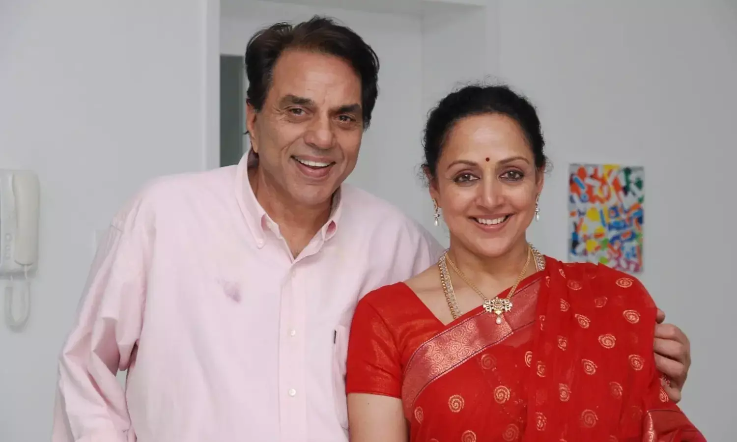 बॉलीवुड के दिग्गज अभिनेता धर्मेंद्र को पद्म विभूषण अवॉर्ड से नवाज़े जाने का ऐलान हुआ है।