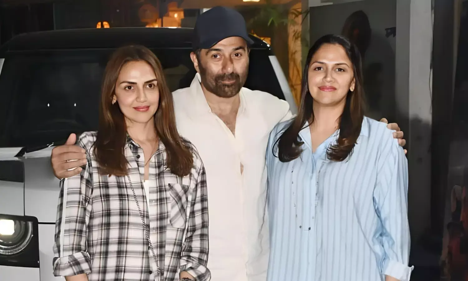 सनी देओल की फिल्म बॉर्डर 2 की स्क्रीनिंग में शामिल हुईं ईशा देओल और अहाना देओल।