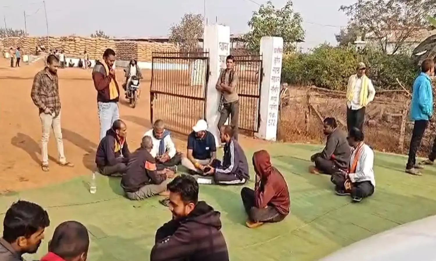 टोकन नहीं मिलने से किसान का फूटा गुस्सा: परिवार सहित धरने पर बैठा, धान लोड वाहनों की लंबी कतारे