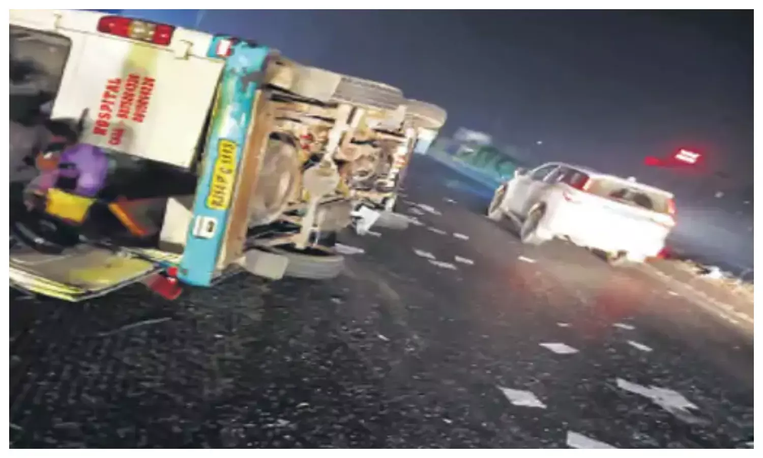 हार्ट पेशेंट को ले जा रही एम्बुलेंस पलटी, मरीज समेत 2 की मौत हार्ट पेशेंट को ले जा रही एम्बुलेंस पलटी, मरीज समेत 2 की मौत