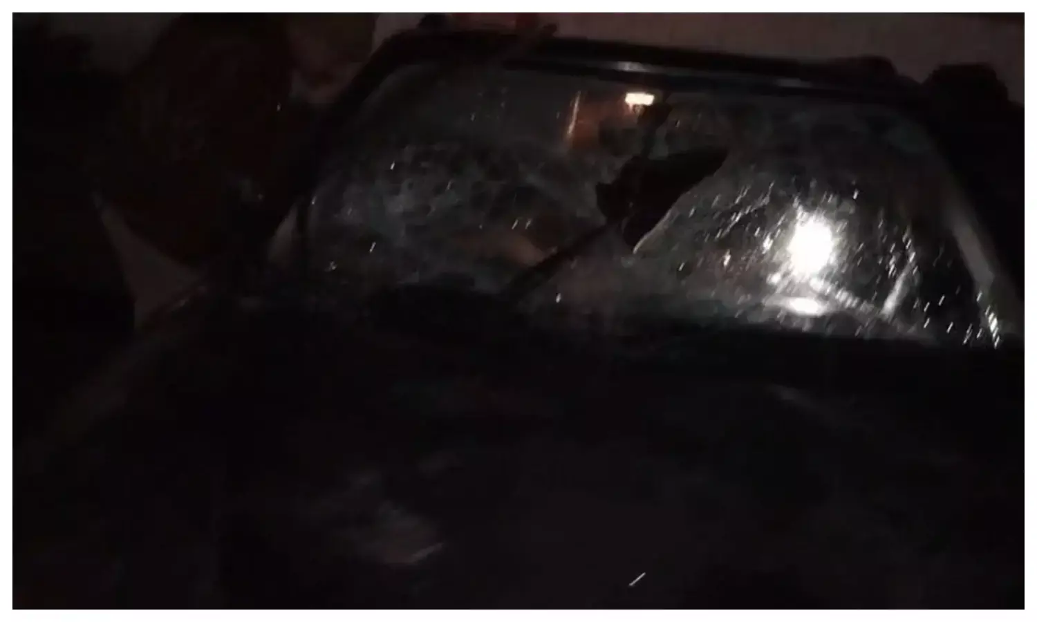 एसपी बंगला के सामने आधा घंटे तक उपद्रव, मारपीट के बाद कार में की तोड़फोड़