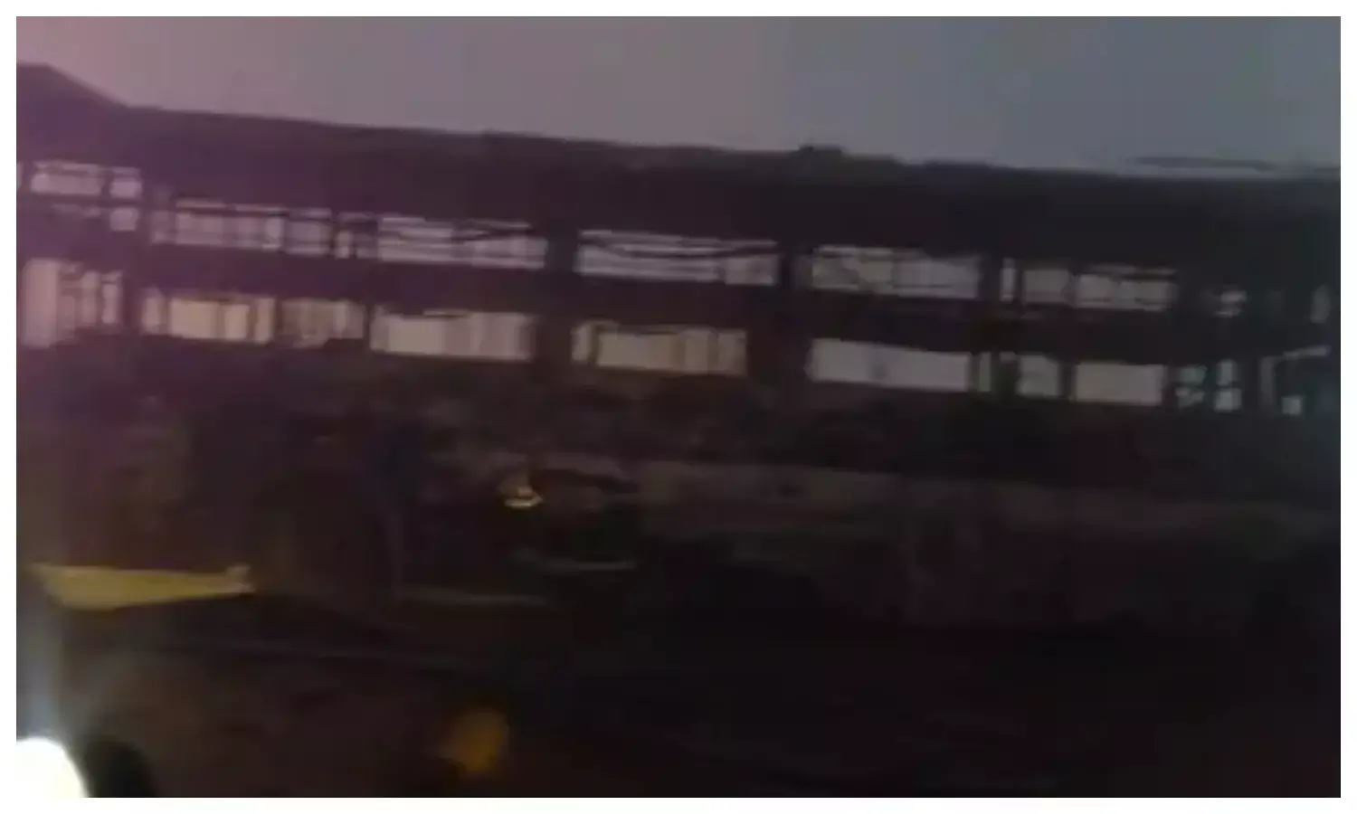 बीकानेर में सवारियों से भरी स्लीपर बस में लगी आग, 40 यात्रियों को इमरजेंसी गेट से निकाला बीकानेर में सवारियों से भरी स्लीपर बस में लगी आग, 40 यात्रियों को इमरजेंसी गेट से निकाला