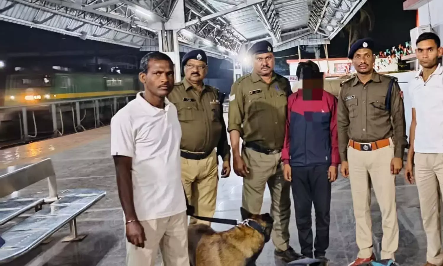 ट्रेन से गांजा तस्करी का भंडाफोड़ : विशाखापट्टनम- किरंदुल पैसेंजर से उतरे यात्री के पास से 21.71 किलो गांजा जब्त ट्रेन से गांजा तस्करी का भंडाफोड़ : विशाखापट्टनम- किरंदुल पैसेंजर से उतरे यात्री के पास से 21.71 किलो गांजा जब्त