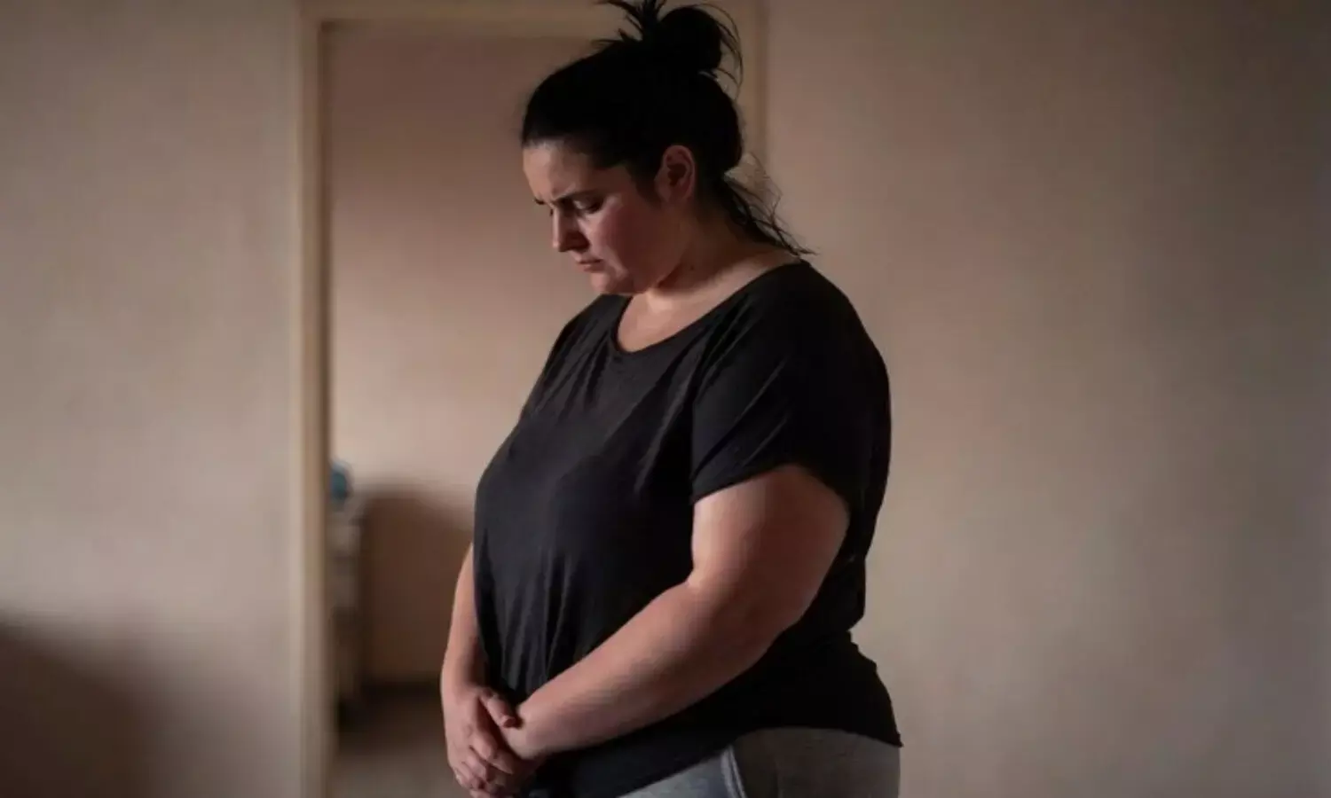 पीसीओएस से परेशान महिला