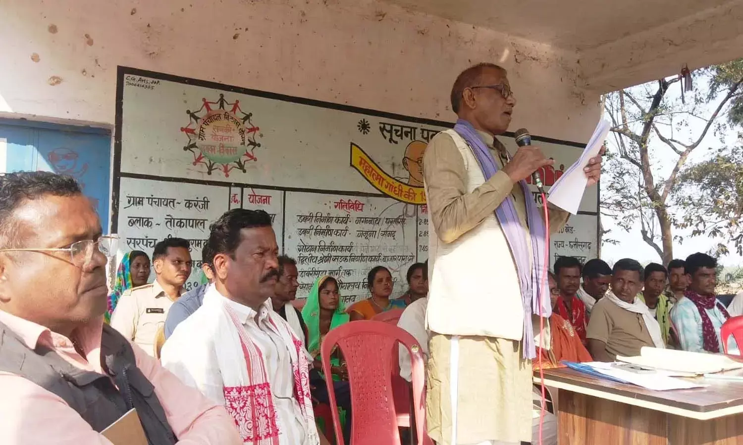 वन विभाग की भूमि पर जबरन कब्ज़ा : अतिक्रमण हटाने वाली टीम से आरोपी ने की मारपीट, ग्रामीणों ने की उसे गांव से हटाने की मांग