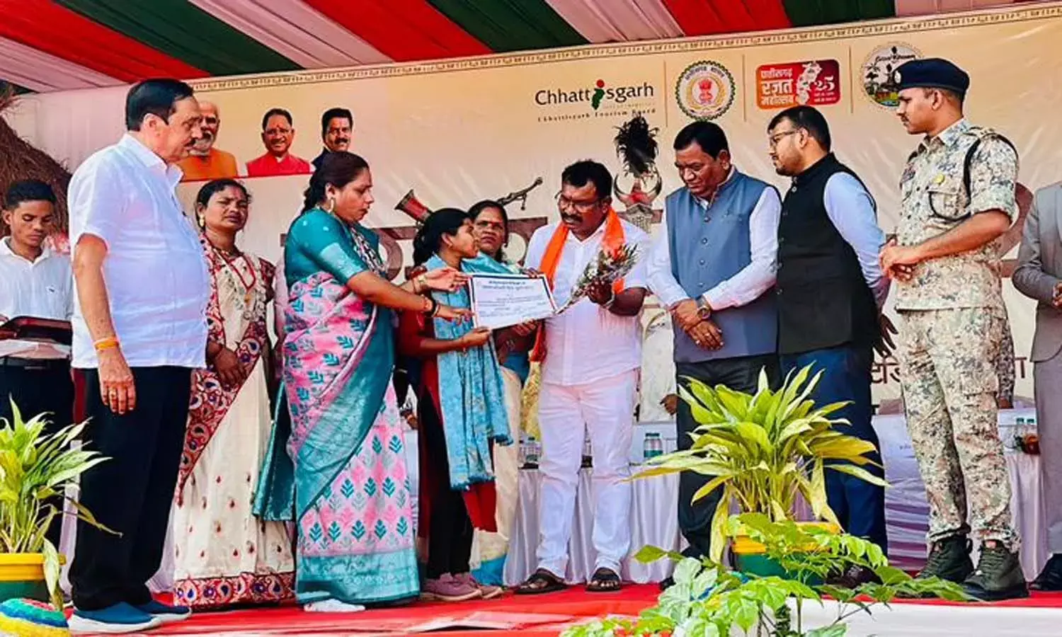 सुकमा में आयोजित हुआ बस्तर पंडुम : बस्तर कमिश्नर की मौजूदगी में हुआ भव्य आयोजन, 11 अभ्यर्थियों को वितरित किए गए नियुक्ति पत्र