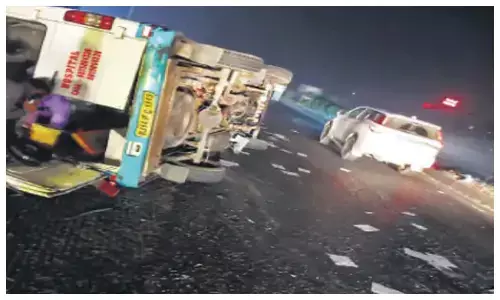 हार्ट पेशेंट को ले जा रही एम्बुलेंस पलटी, मरीज समेत 2 की मौत