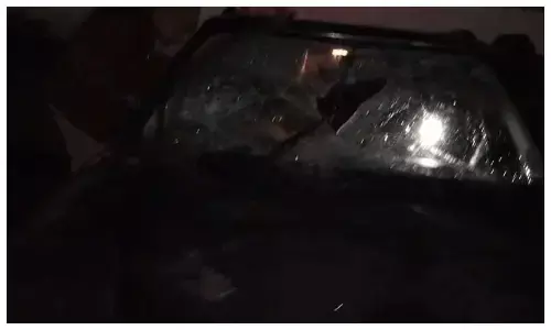 एसपी बंगला के सामने आधा घंटे तक उपद्रव, मारपीट के बाद कार में की तोड़फोड़