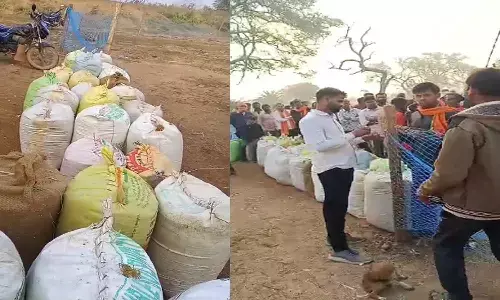 धान खरीदी केंद्र की अव्यवस्था पर किसान का फूटा गुस्सा धान खरीदी केंद्र की अव्यवस्था पर किसान का फूटा गुस्सा