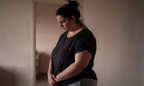 पीसीओएस से परेशान महिला