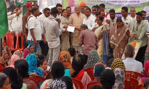 नगर पालिका के सामने धरने पर बैठे कांग्रेसी : धनेन्द्र साहू ने सरकार पर बोला हमला, मांगों की अनदेखी पर दी उग्र आंदोलन की चेतावनी