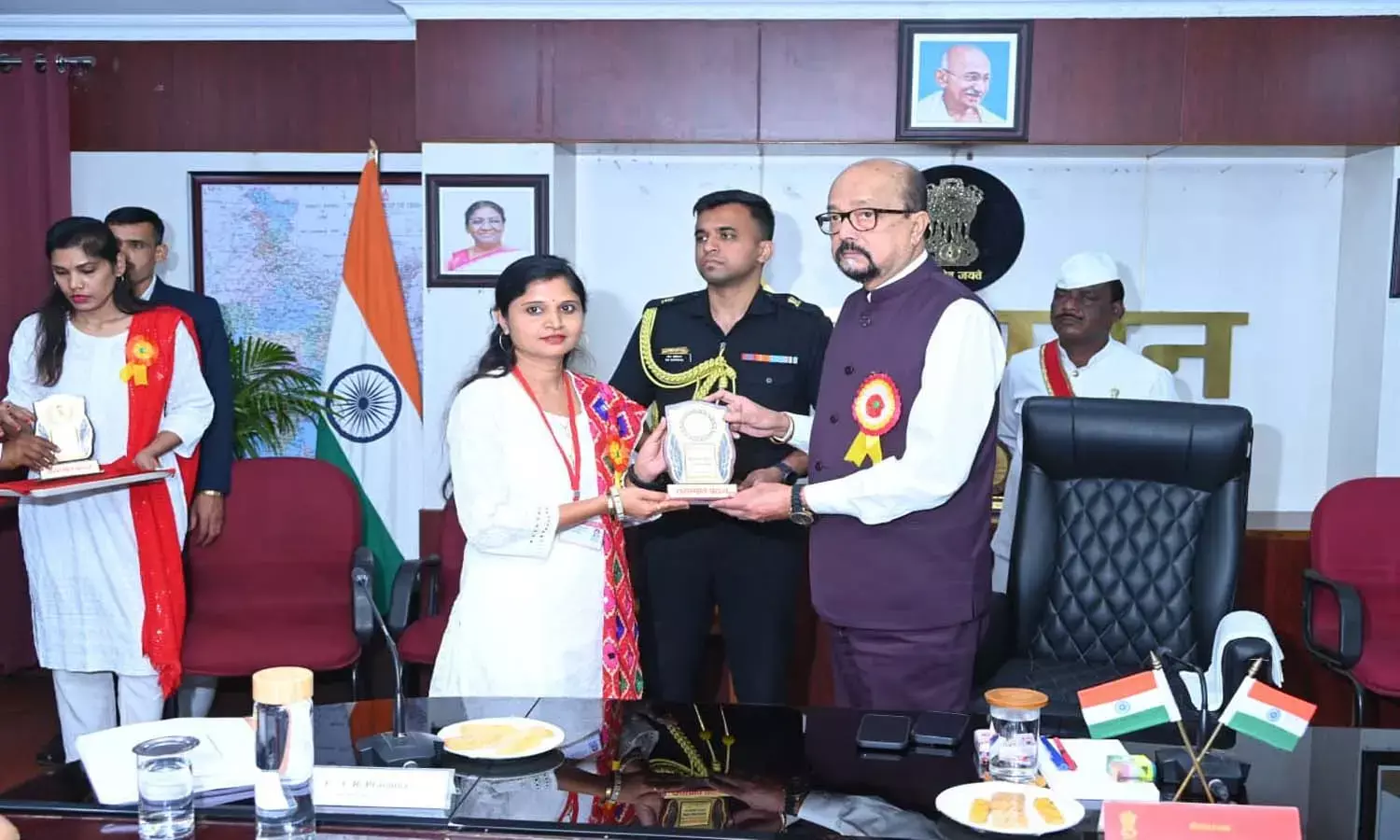 सुकमा की शिक्षिका ममता सिंह सम्मानित : हल्बी बोली में सैकड़ों आडियो बुक्स बनाने पर राज्यपाल ने किया सम्मान सुकमा की शिक्षिका ममता सिंह सम्मानित : हल्बी बोली में सैकड़ों आडियो बुक्स बनाने पर राज्यपाल ने किया सम्मान