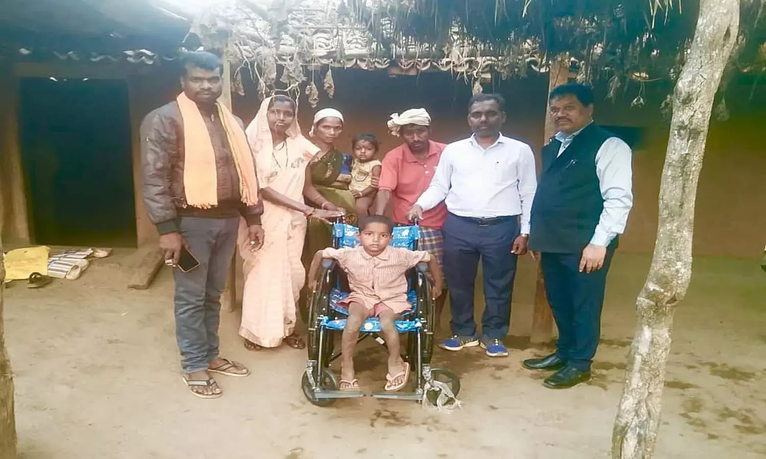 वायरल वीडियो से बदली मासूम की किस्मत : मंत्री केदार कश्यप ने 24 घंटे के भीतर उपलब्ध करवायी व्हीलचेयर और ट्राइसाइकिल